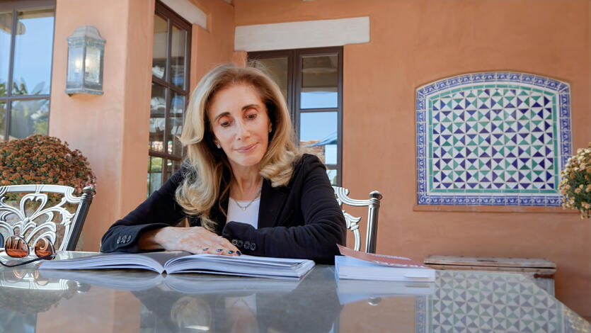 MJFF donor, Carol Case, reading a book.